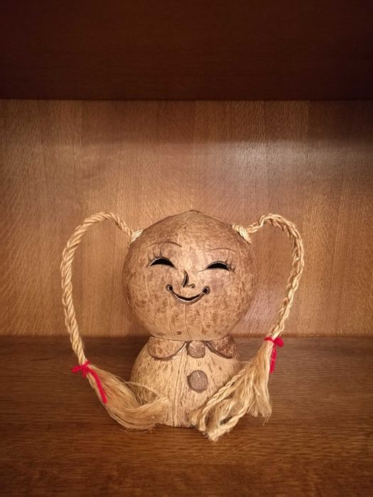 Pusculita din nuca de cocos - fetita vesela cu codite - deco interior
