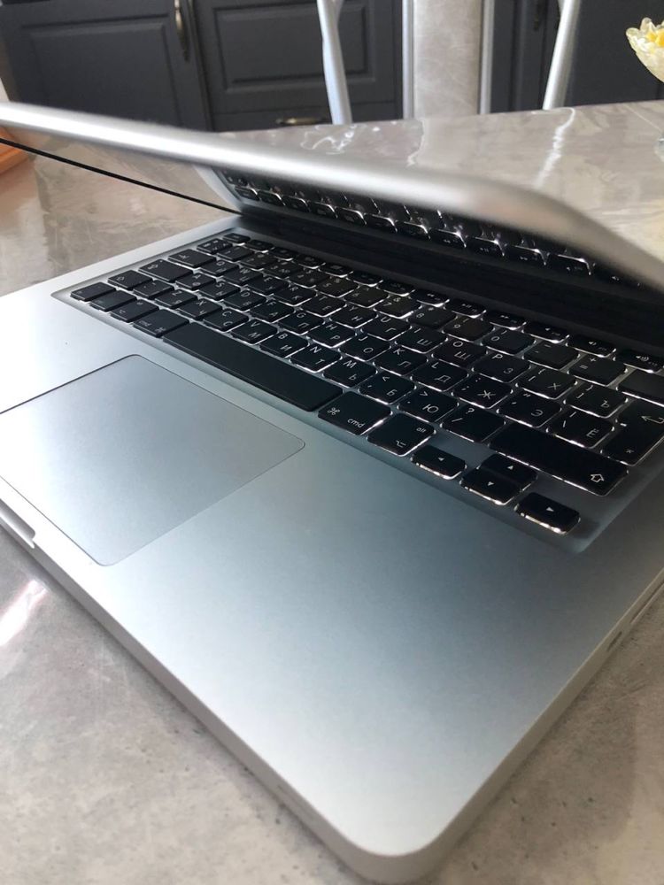 Продам MacBook Pro 13 процессор  intel core i-7 , 256гб ssd