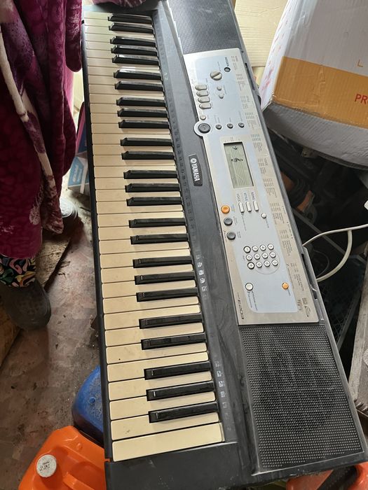 СРОЧНО продаю нерабочий синтезатор