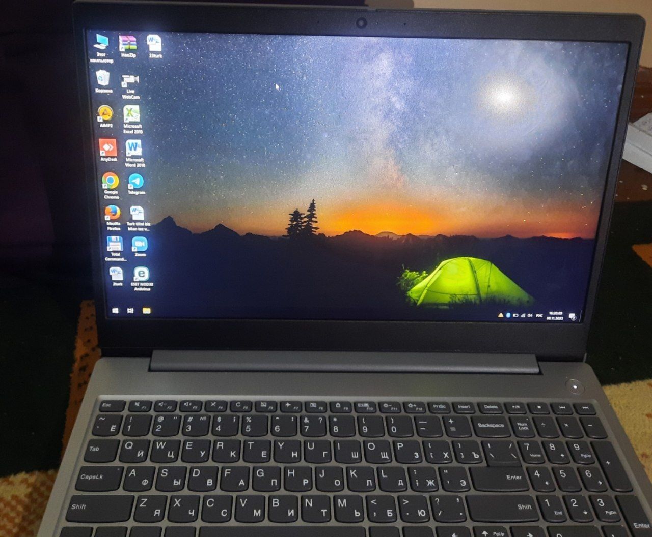 Noutbuk sotiladi. Lenovo Windows 10 Pro. Narxi 2 mln 200.