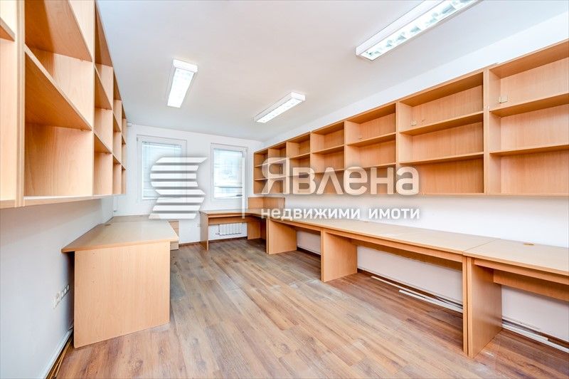 Просторен имот до бул. България