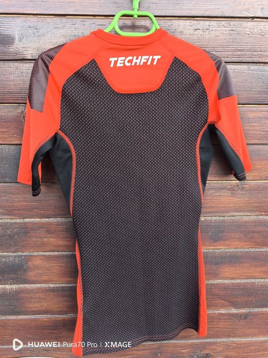 Тениска Adidas размер S компресираща отлично състояние.
