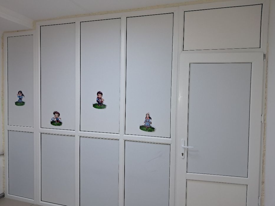 Продам пластикувую перегародку с дверью с замком