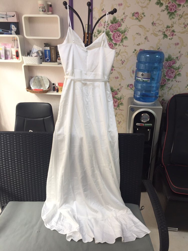 Бяла дълга рокля