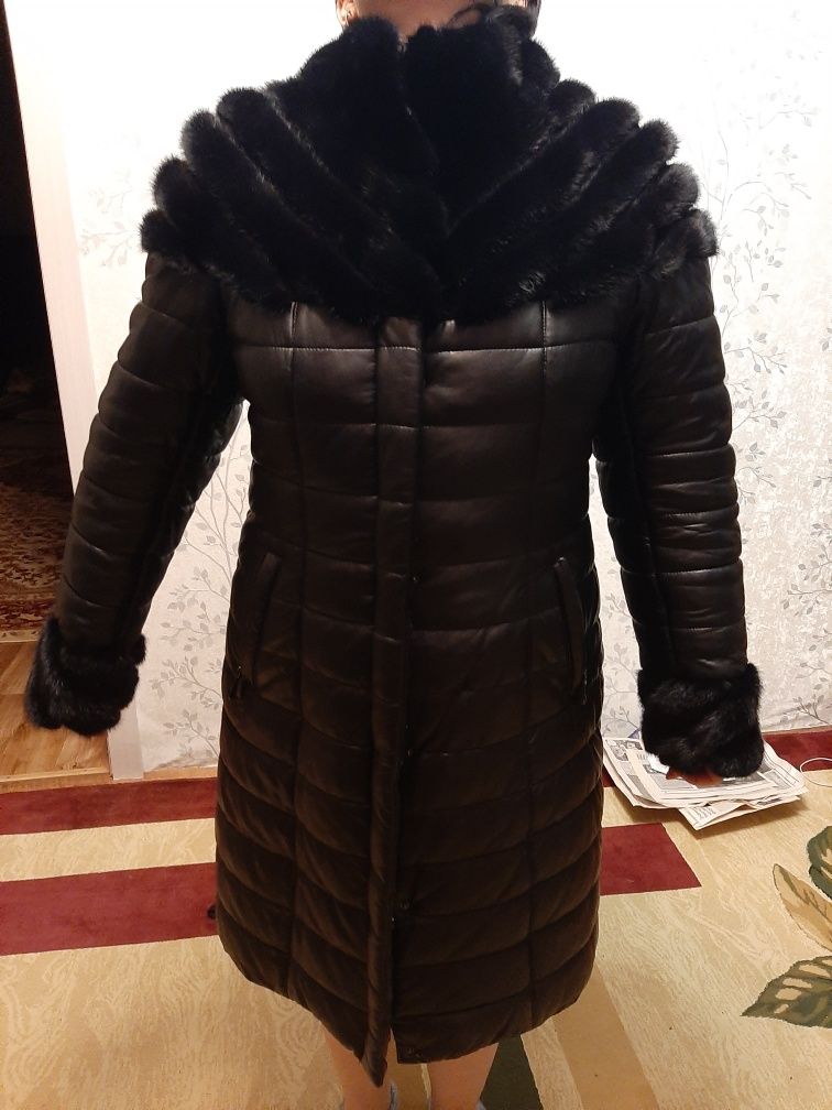 Продам зимнее пальто  с норкой разме 50