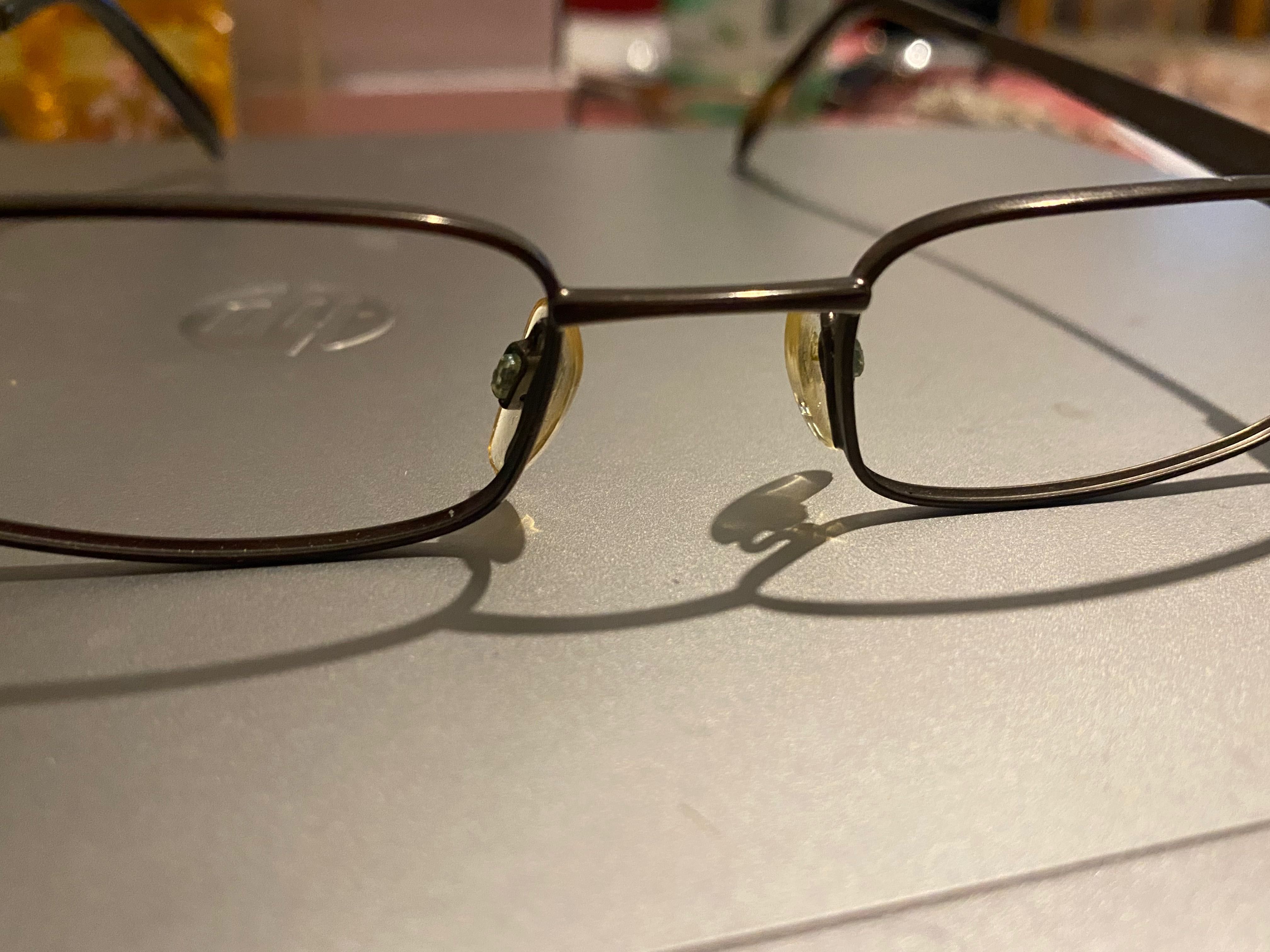 Титаниеви рамки за диоптрични очила.