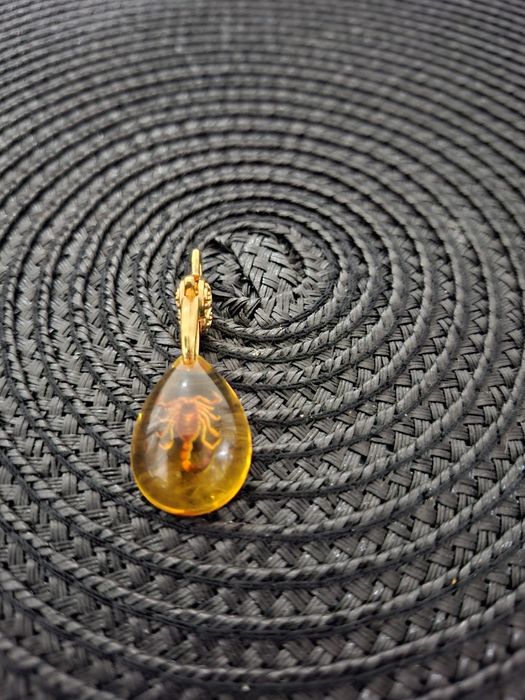 Pandant chihlimbar scorpion lungime 4 cm