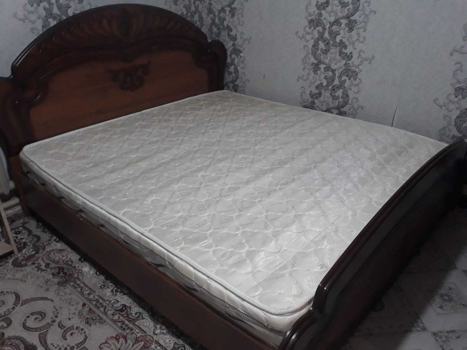 Двуспальная кровать