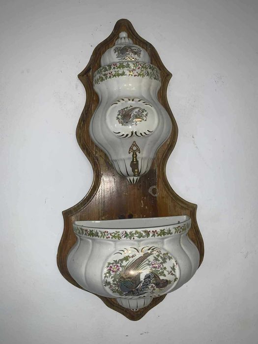 Cismea de perete din portelan cu ornament robinet din bronz