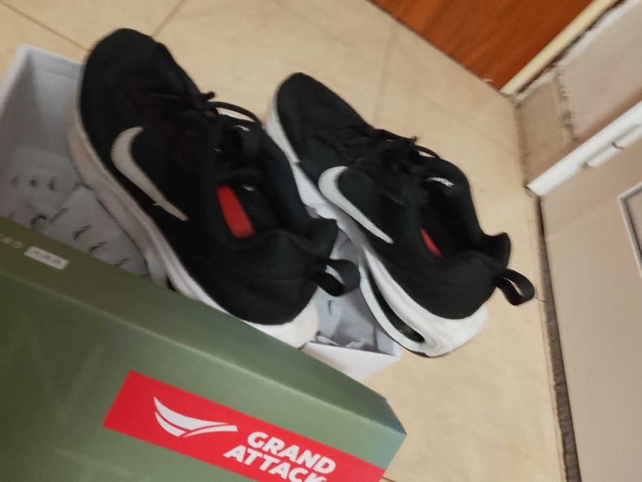 Продавам Мъжки маратонки NIKE.