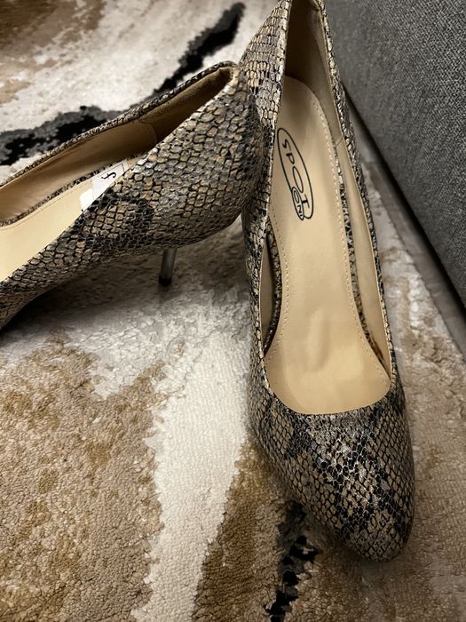 Pantofi cu toc noi cu eticheta