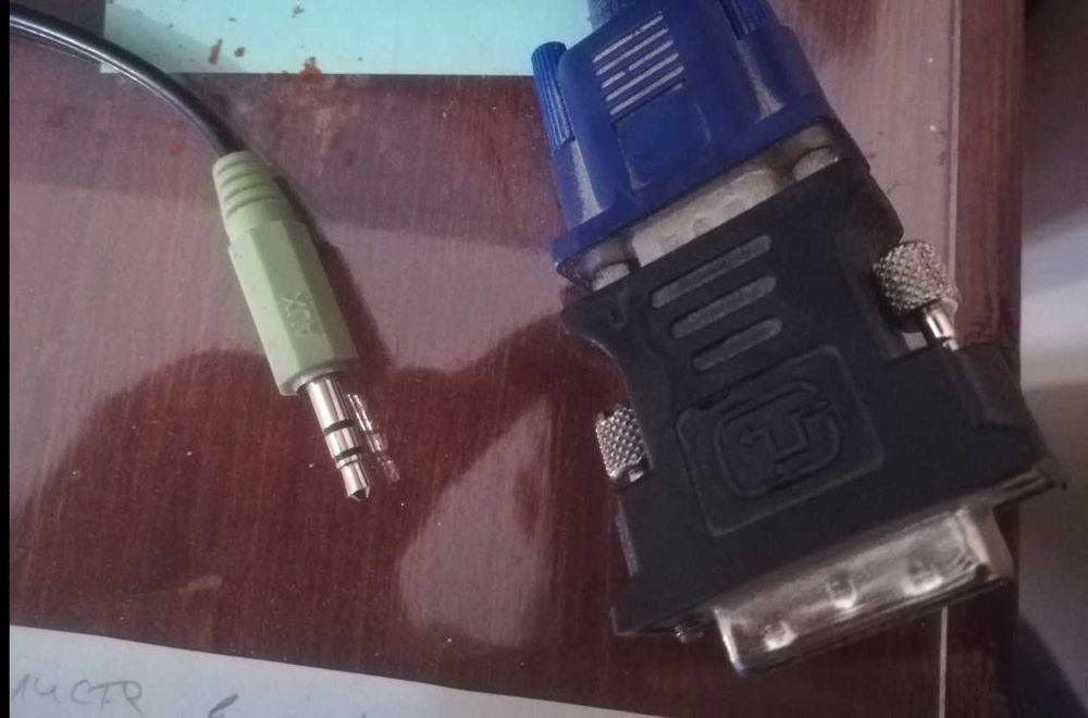 LCD монитор Lite-On  15''  с  вградени говорители и  преходник DVI