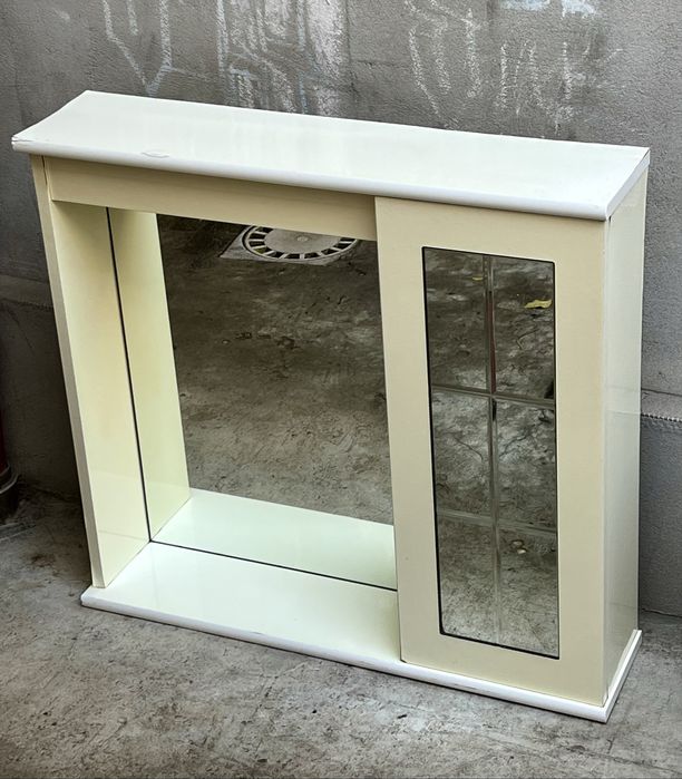 Vand dulap cu oglinda, etajera si lampa iluminat