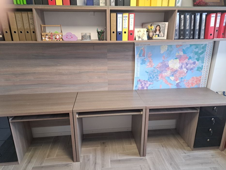 Mobiler birou cu sertare si polita tastatura