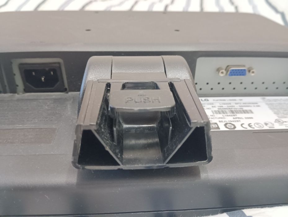 Продавам монитор 19 инча