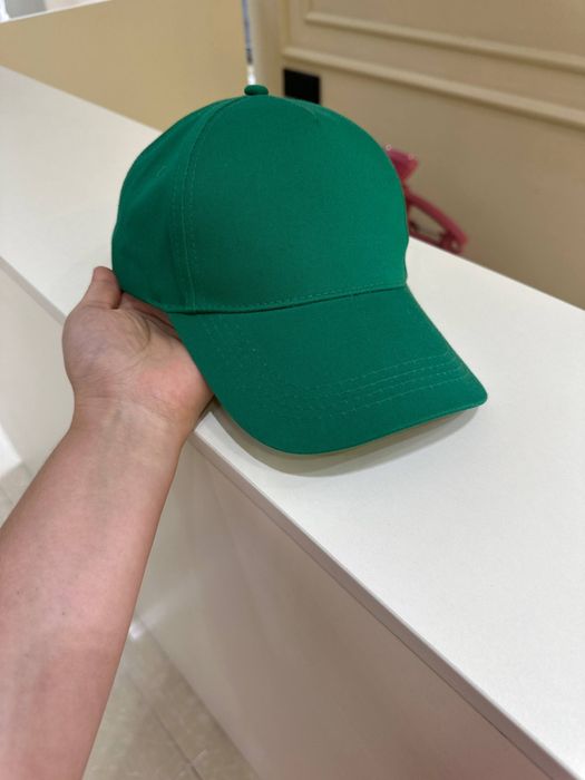 Кепки в наличии.