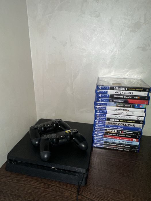 vand ps4 slim impecabil cu 17 jocuri si 2 manse