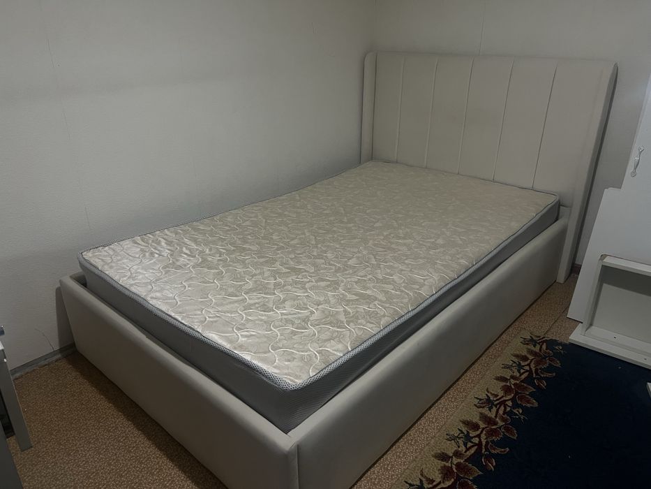 Продам кровать с матрасом