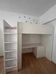 Pat supraetajat cu birou, dulap si minibiblioteca IKEA SMASTAD-neuzat