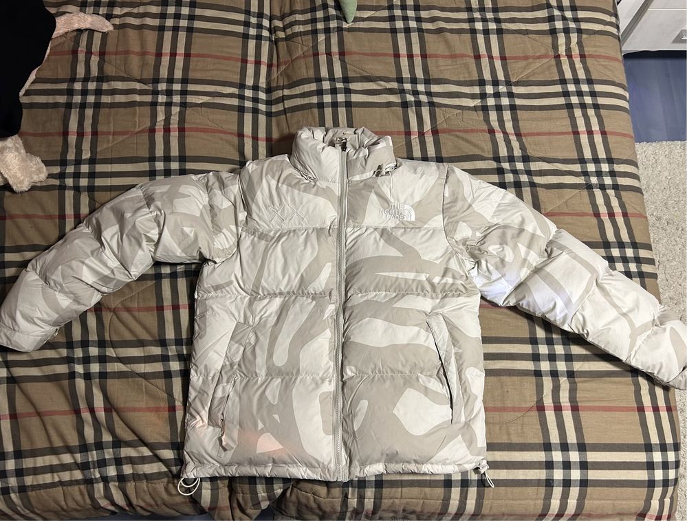 Яке The North Face x Kaws collab бяло