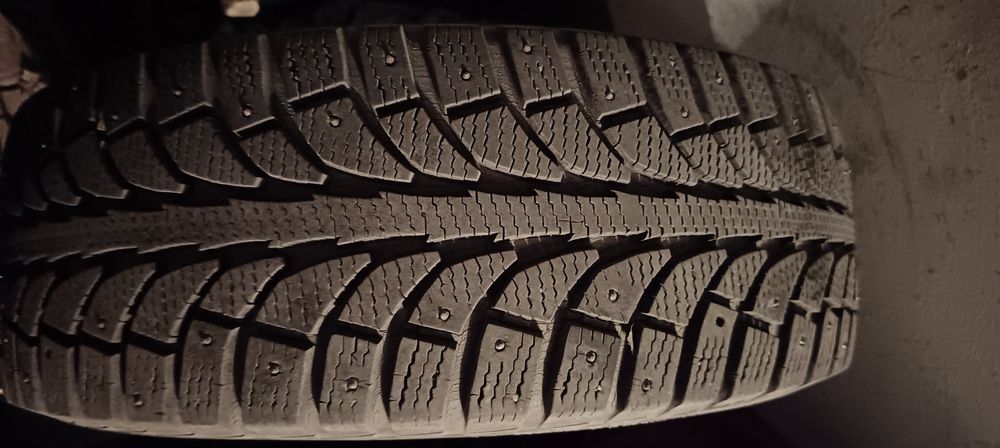 Продам зимние шипованные шины