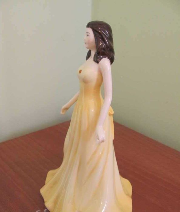 Прекрасна Фигура фин Английски Порцелан - колекционна - Royal Doulton