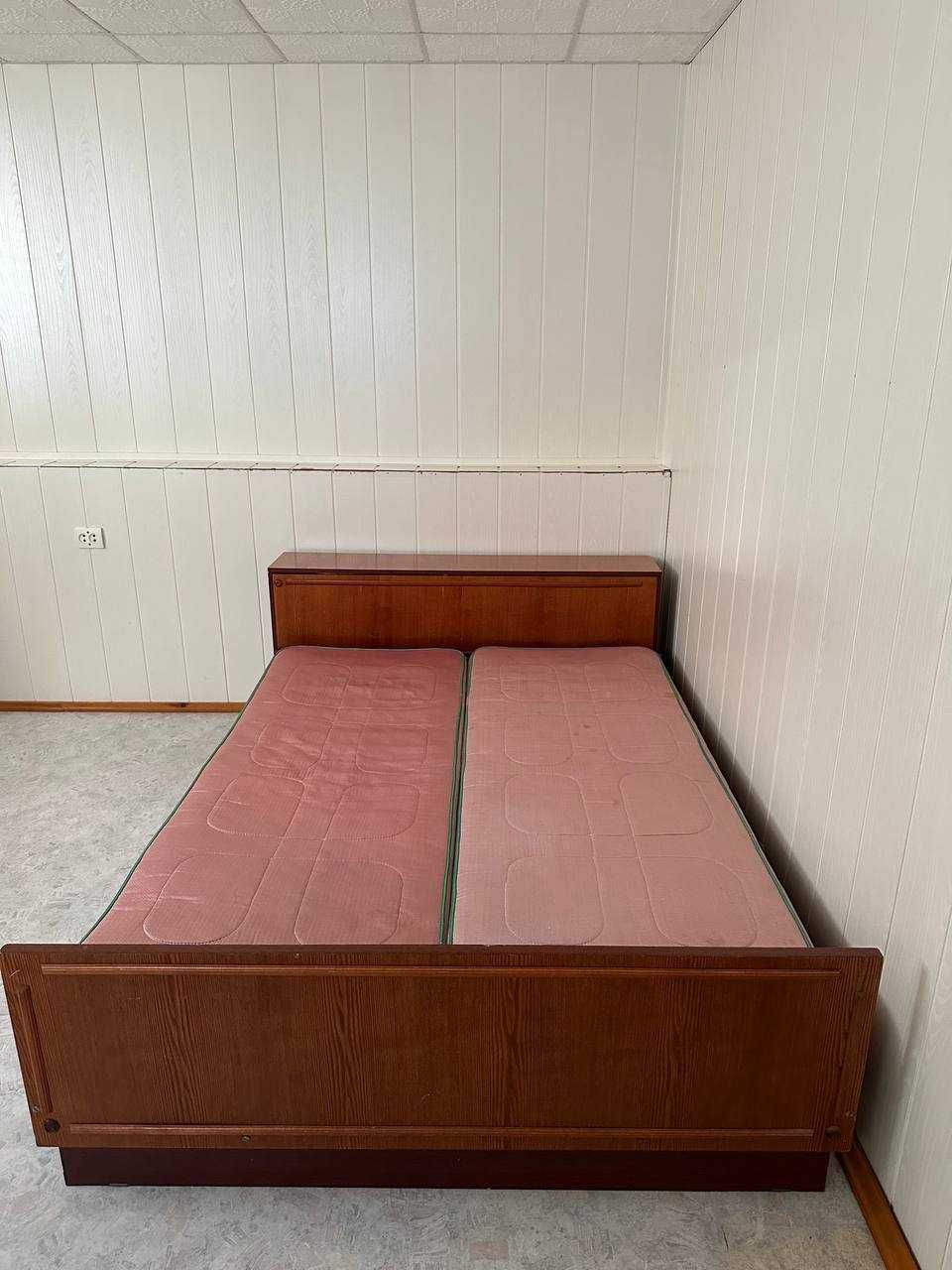 Двухспальная кровать с матрасом и прикроватной тумбой