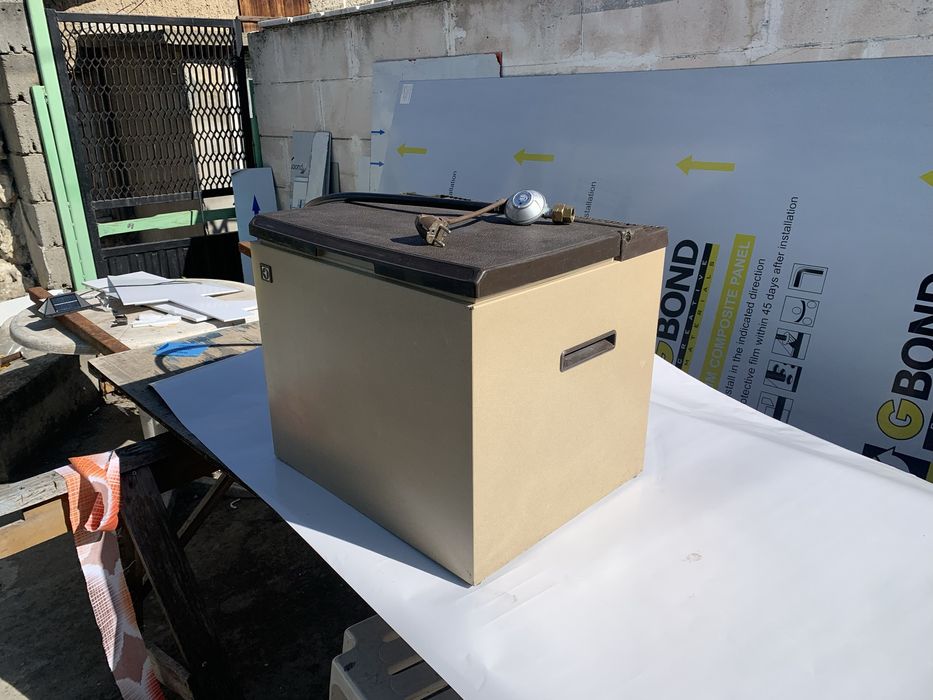 Продавам хладилник на ток 220v, 12v, газ 40 л Electrlux
