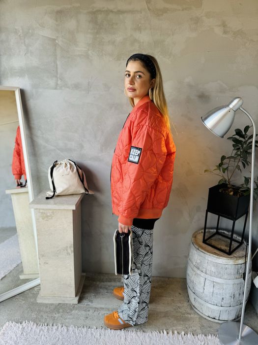 Бомбър яке в бял и оранжев цвят