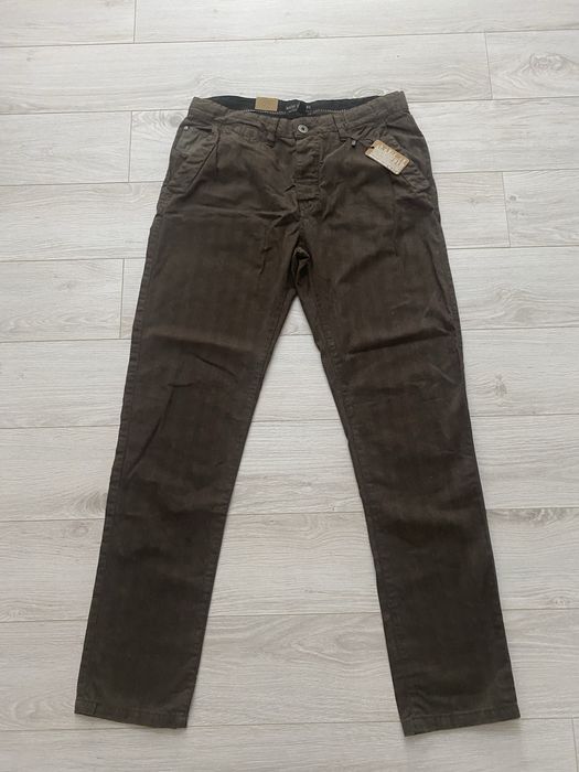 Pantaloni barbatesti noi marimea 34