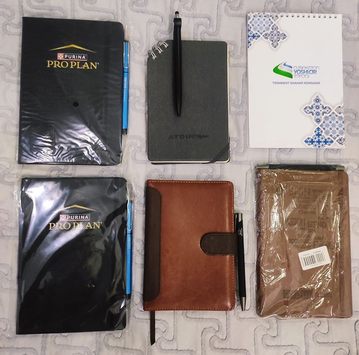 Продаются блокноты в клетку и в линейку.НОВЫЕ. с ручками.