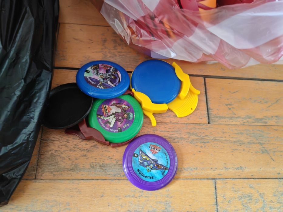 Продавам много бакугани bakugan