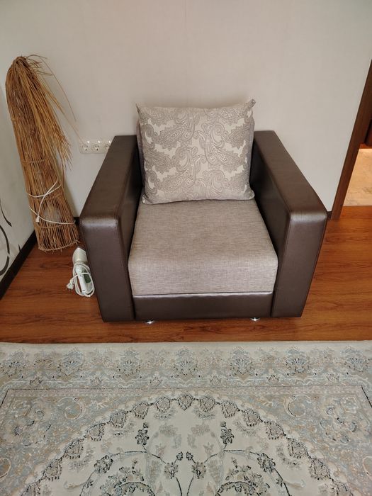 Диван с одним креслом
