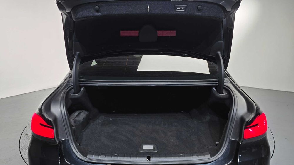 BMW 5-Series 530e Luxury   23