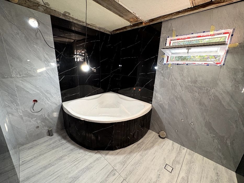 Выполняю работы с кафелем