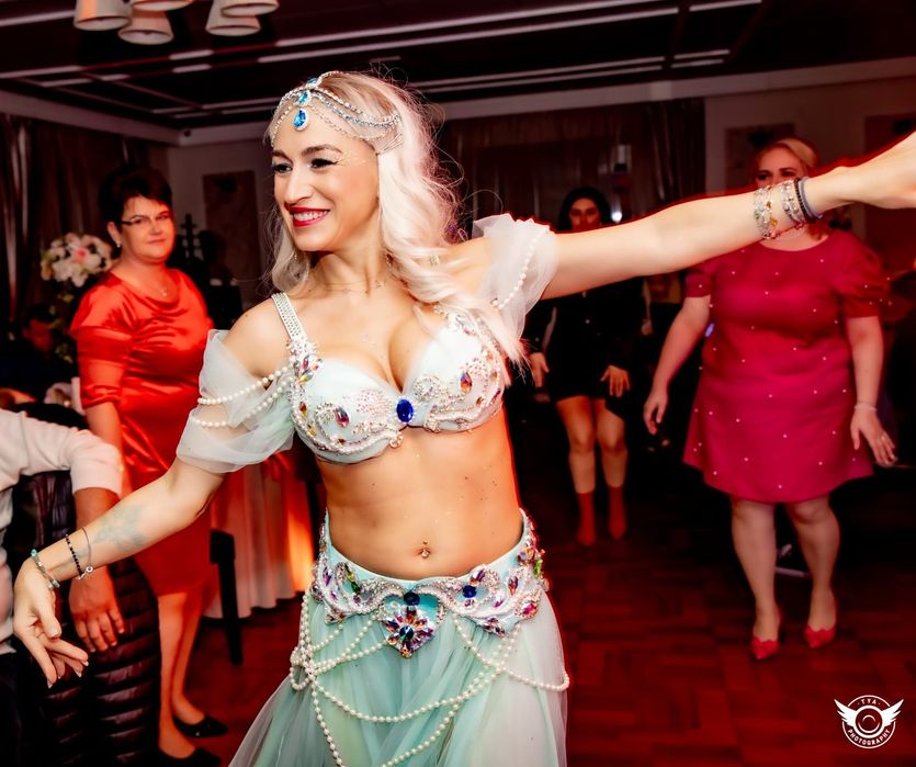 Dansatoare orientale pentru evenimente surpriza nunta majorat pensie