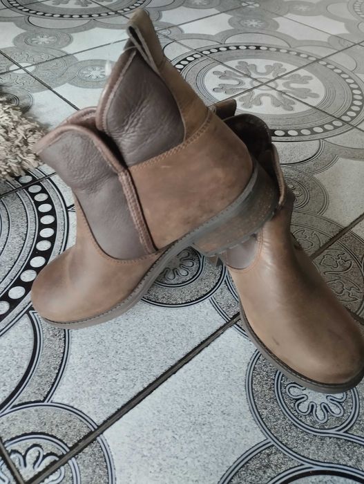 UGG ботуши естествена кожа и вълна. Номер 37