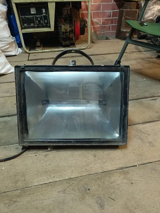 Прожектор галогеновый