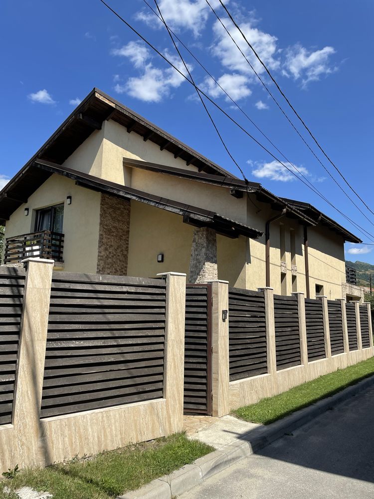 Vand casa cu piscina in orasul Petrila