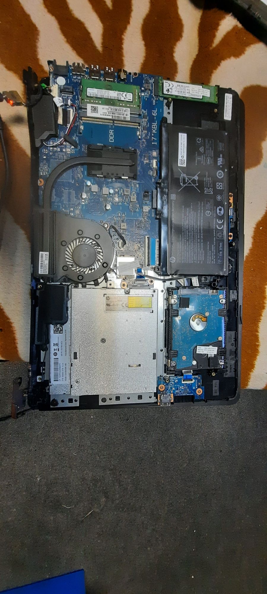 2 laptopuri HP 17 și hp 15 funcționale cu probleme de carcasa estetice