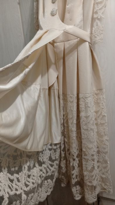 Продам бежевое платье длинное