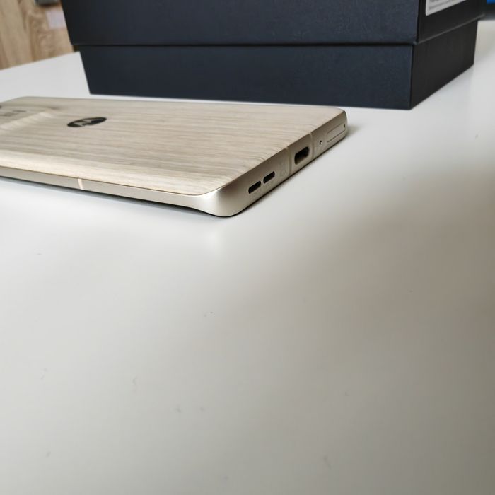 Moto edge 50 ultra Nordic Wood 1TB , 16RAM пълен комплект + подаръци
