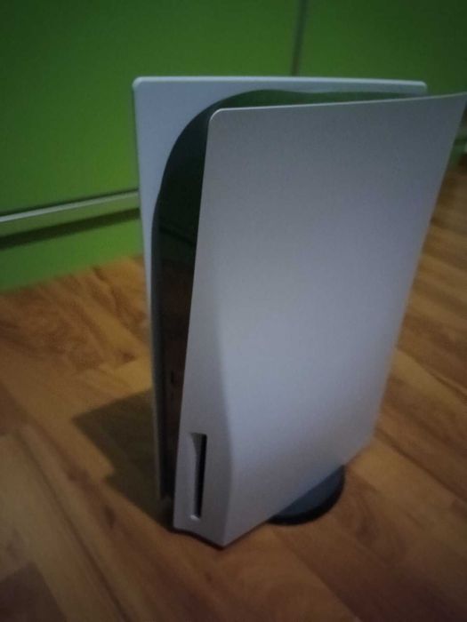 PlayStation 5 + 2 DualSense Controlers + 8 игри