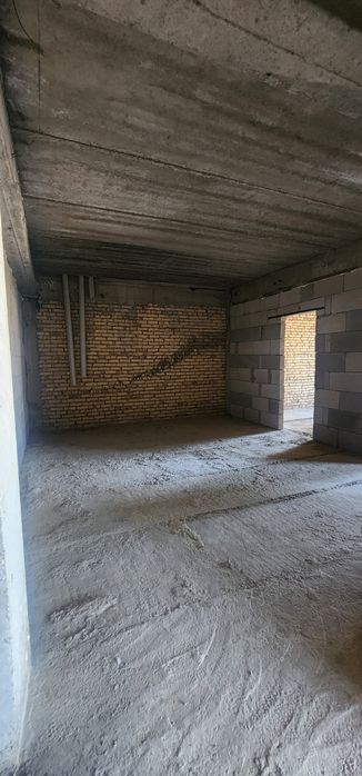 Бухоро шахар марказида жойлашган куп каватли турар жойни  сотилади