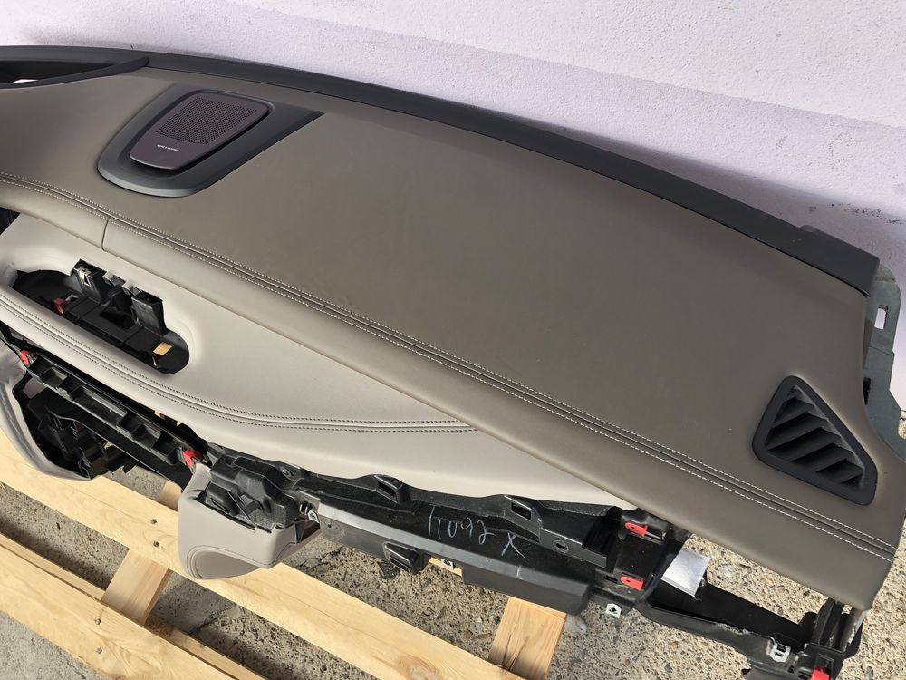 Plansa bord BMW X5 F15 cu gaura pentru HUD