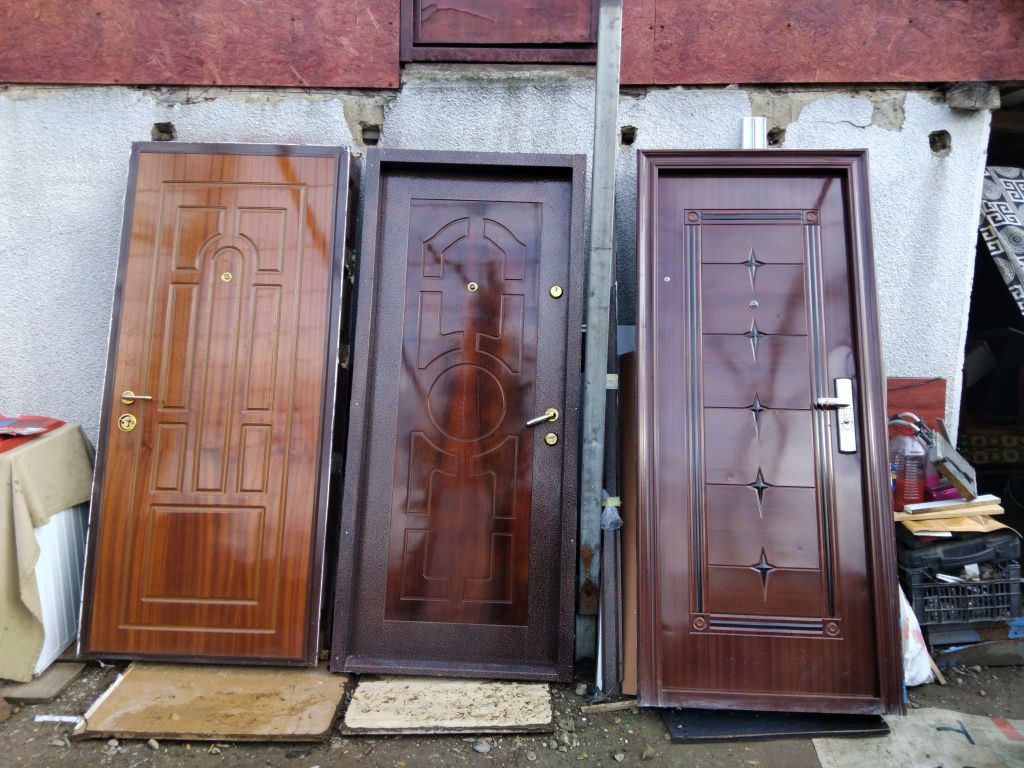 Vînd ușii metalice de exterior complete cu chei
