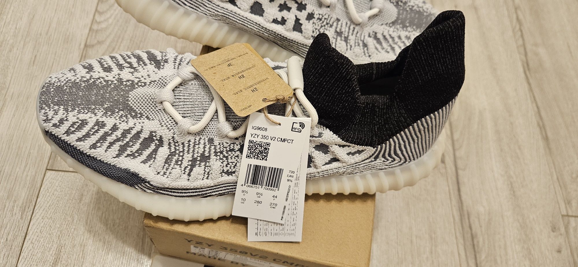 Yeezy  350 V2 Cmp Slate White 9.5 44.
Yeezy 350 V2 Cmp Slate White 9.5