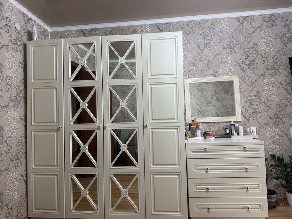 Продам шкаф+комод с зеркалом! МДФ материал в отличном состоянии!