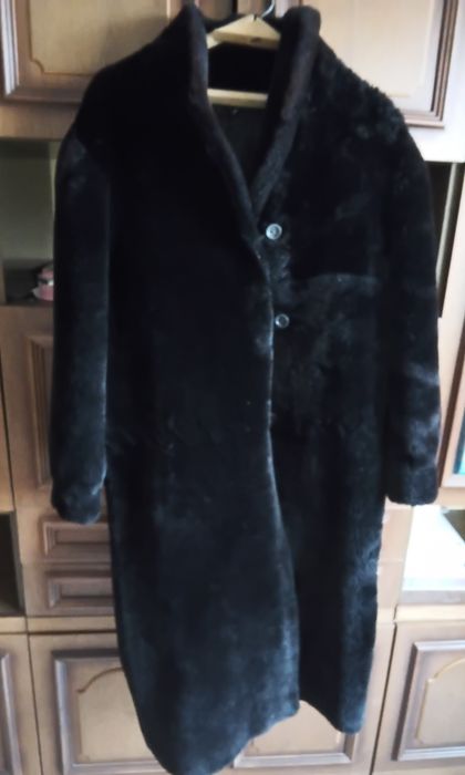 Шуба черная цигейковая.