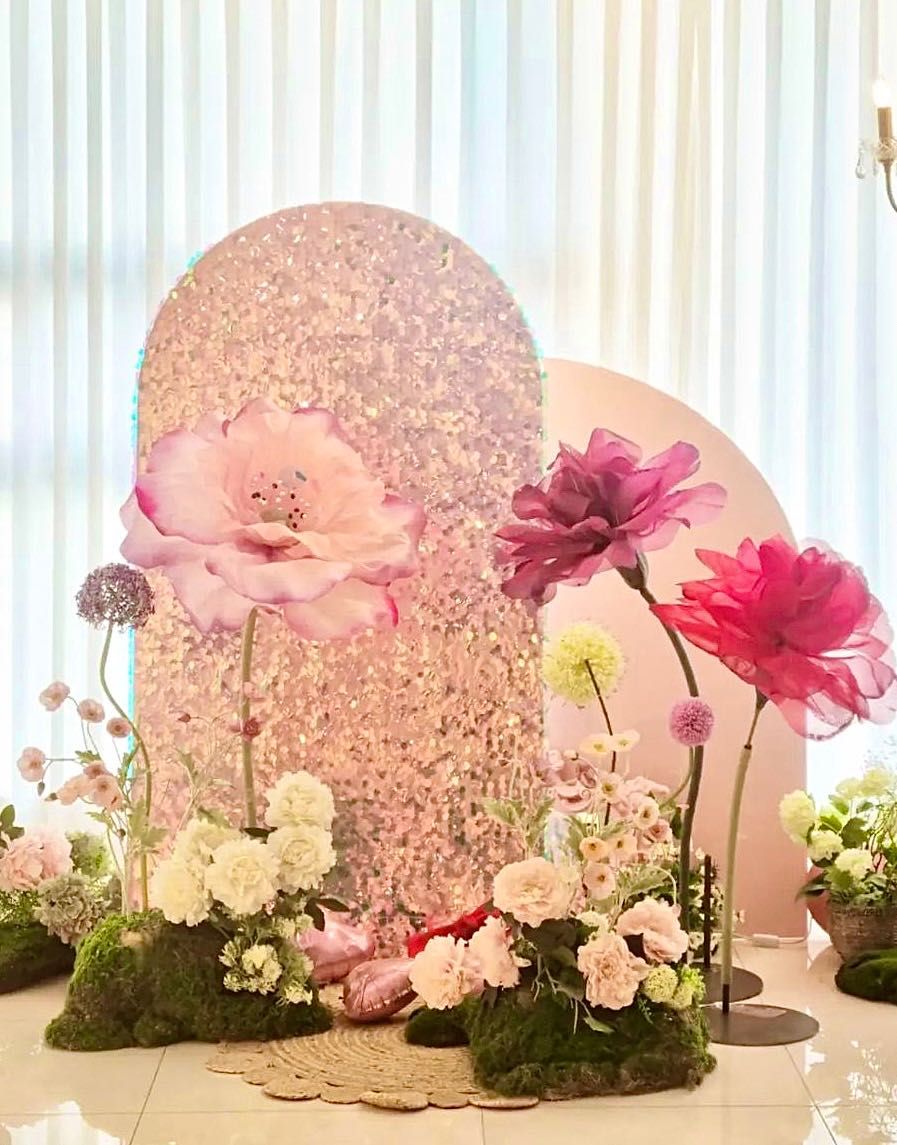 Decoruri din flori gigant si baloane pentru evenimente, nunta, botez
